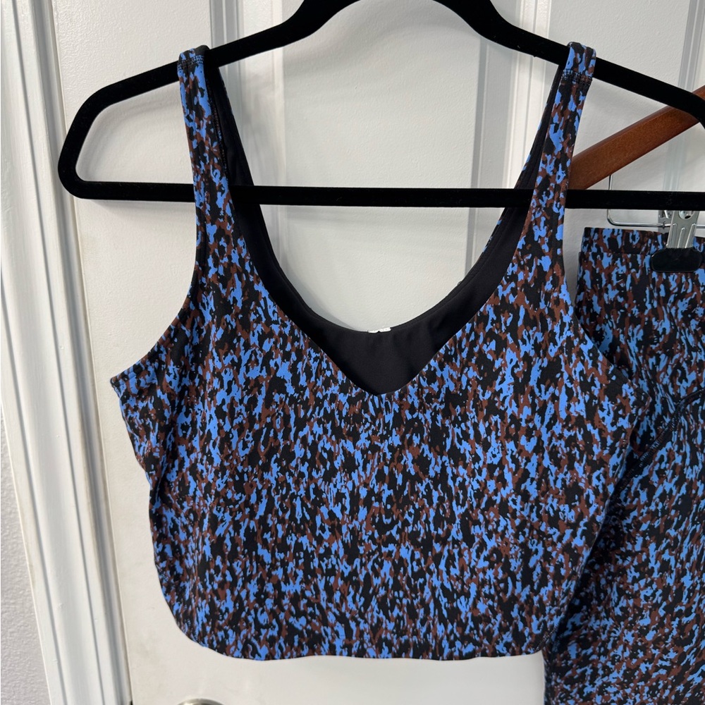 Lululemon Chic Blue and Black Patterned Crop Top size 10